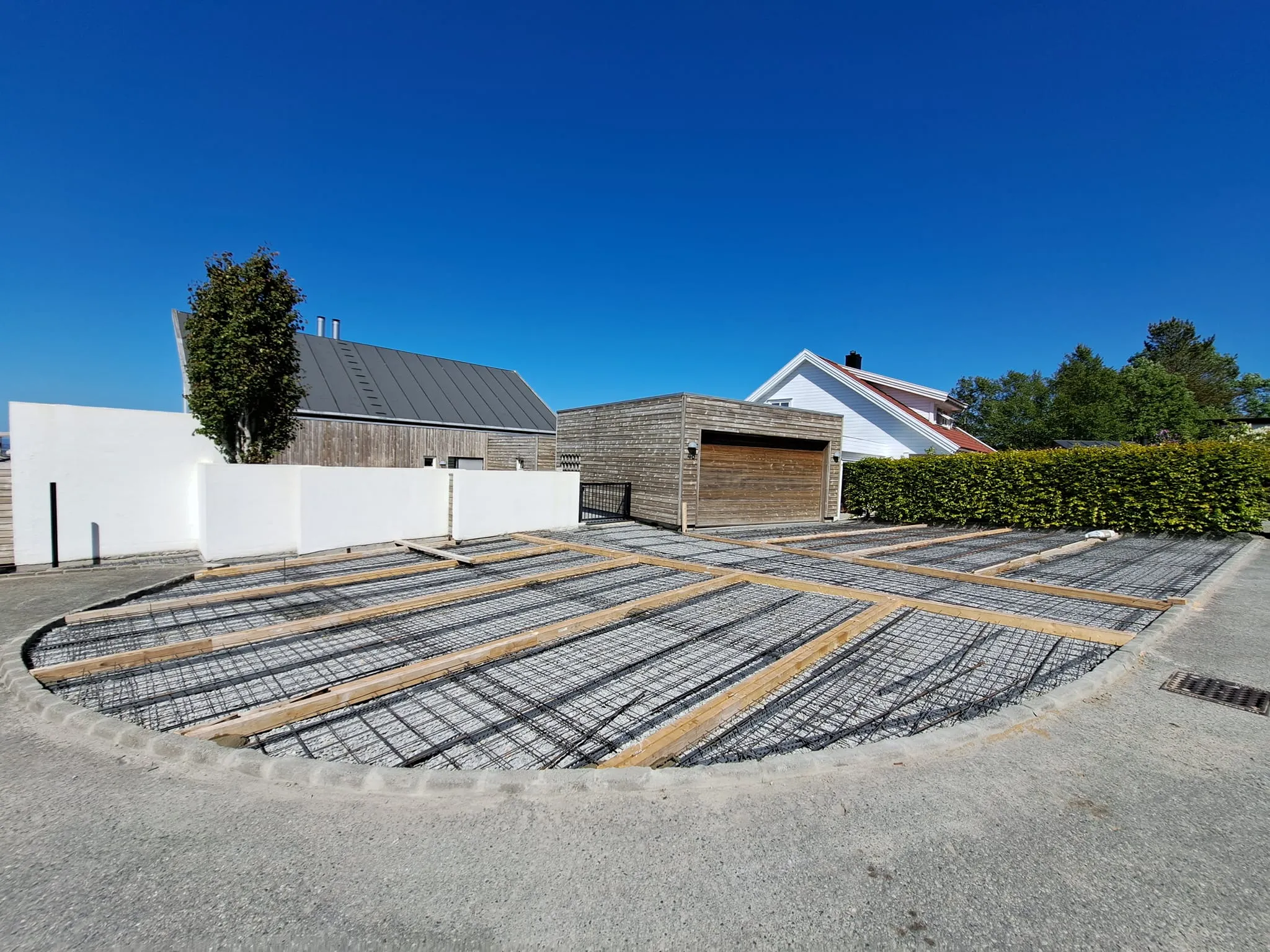 Gangsti i kostet betong med steindetaljer på Bogafjell